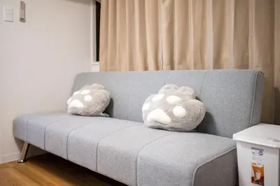 two stuffed animals sitting on top of a gray couch at \u5466\u5466\u9e7f\u9e23\u6c11\u5bbf\u4e0a\u91ce\u9644\u8fd1\u5165\u8c37\u4e0a\u91ce\u516c\u56ed\u6b65\u884c\u5708 \u65e5\u6bd4\u8c37\u7ebf jr\u7ebf \u53cc\u7ebf\u53ef\u5229\u7528 in Tokyo