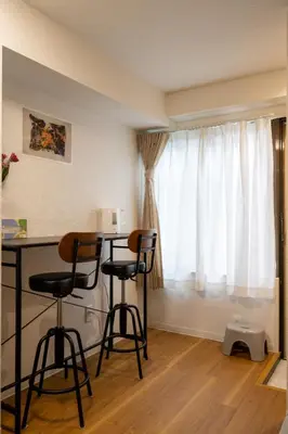 a room with three bar stools in front of a window at \u5466\u5466\u9e7f\u9e23\u6c11\u5bbf\u4e0a\u91ce\u9644\u8fd1\u5165\u8c37\u4e0a\u91ce\u516c\u56ed\u6b65\u884c\u5708 \u65e5\u6bd4\u8c37\u7ebf jr\u7ebf \u53cc\u7ebf\u53ef\u5229\u7528 in Tokyo