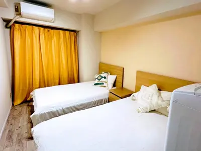 a room with two beds and a window at \u30ec\u30a4\u30aa\u30f3\u30ba\u30de\u30f3\u30b7\u30e7\u30f3\u65b0\u5bbf\u7b2c\u4e8c 404 in Tokyo