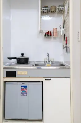 a kitchen with a sink and a stove at \u5466\u5466\u9e7f\u9e23\u6c11\u5bbf301\u4e0a\u91ce\u9644\u8fd1\u5165\u8c37\u4e0a\u91ce\u516c\u56ed\u6b65\u884c\u5708 \u65e5\u6bd4\u8c37\u7ebf jr\u7ebf \u53cc\u7ebf\u53ef\u5229\u7528 in Tokyo