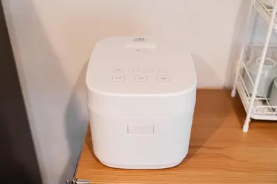 a white cooler sitting on top of a wooden floor at \u8fd1skytree 3\u5c42\u522b\u5885 \u5168\u65b0\u88c5\u4fee \u8f66\u7ad98\u5206\u949f 3\u5ba41\u53851\u6d74\u5ba42\u536b\u751f\u95f4 \u8bbe\u65bd\u9f50\u5168 \u6700\u59278\u4ebaEasy Access to Skystree 3 rooms 1dining room 1 bathrooms 2toilets Max 8P 8mins to St a in Tokyo