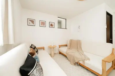 a child sitting on a couch in a living room at \u8fd1skytree 3\u5c42\u522b\u5885 \u5168\u65b0\u88c5\u4fee \u8f66\u7ad98\u5206\u949f 3\u5ba41\u53851\u6d74\u5ba42\u536b\u751f\u95f4 \u8bbe\u65bd\u9f50\u5168 \u6700\u59278\u4ebaEasy Access to Skystree 3 rooms 1dining room 1 bathrooms 2toilets Max 8P 8mins to St a in Tokyo
