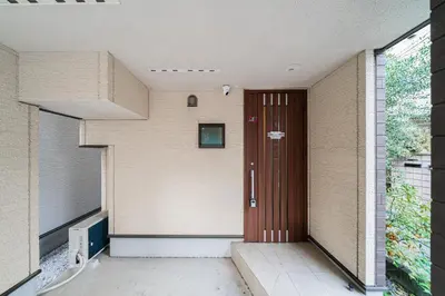 a hallway with a wooden door in a house at \u8fd1skytree 3\u5c42\u522b\u5885 \u5168\u65b0\u88c5\u4fee \u8f66\u7ad98\u5206\u949f 3\u5ba41\u53851\u6d74\u5ba42\u536b\u751f\u95f4 \u8bbe\u65bd\u9f50\u5168 \u6700\u59278\u4ebaEasy Access to Skystree 3 rooms 1dining room 1 bathrooms 2toilets Max 8P 8mins to St a in Tokyo