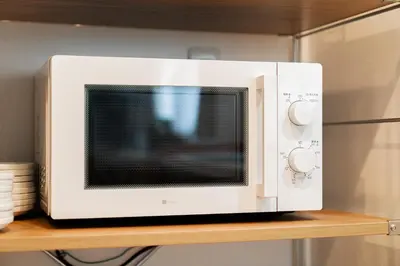 a microwave oven sitting on a shelf in a kitchen at \u8fd1skytree 3\u5c42\u522b\u5885 \u5168\u65b0\u88c5\u4fee \u8f66\u7ad98\u5206\u949f 3\u5ba41\u53851\u6d74\u5ba42\u536b\u751f\u95f4 \u8bbe\u65bd\u9f50\u5168 \u6700\u59278\u4ebaEasy Access to Skystree 3 rooms 1dining room 1 bathrooms 2toilets Max 8P 8mins to St a in Tokyo