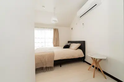 a bedroom with a bed and a window at \u8fd1skytree 3\u5c42\u522b\u5885 \u5168\u65b0\u88c5\u4fee \u8f66\u7ad98\u5206\u949f 3\u5ba41\u53851\u6d74\u5ba42\u536b\u751f\u95f4 \u8bbe\u65bd\u9f50\u5168 \u6700\u59278\u4ebaEasy Access to Skystree 3 rooms 1dining room 1 bathrooms 2toilets Max 8P 8mins to St a in Tokyo