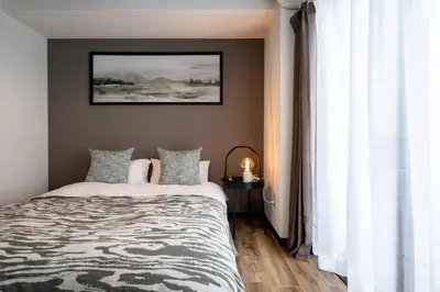 a bedroom with a bed and a picture on the wall at \u6cca\u5bb6\u6771\u795eHakuya toshin in Wada