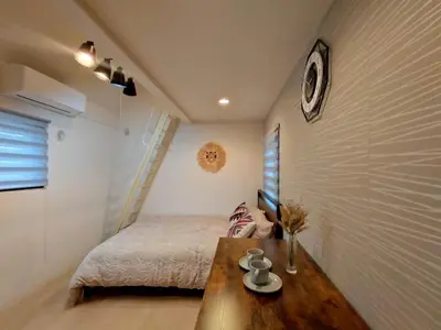 a small bedroom with a bed and a wooden table at Shinjuku center area-\u65b0\u5927\u4e45\u4fdd\u7ad94\u5206-\u65b0\u5bbf10\u5206-2room-Loft-Max5p-\u76f4\u8fbe\u6d89\u8c37\u4e0a\u91ce\u539f\u5bbf\u94f6\u5ea7 in Tokyo
