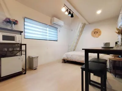 a room with a bed and a table and a microwave at Shinjuku center area-\u65b0\u5927\u4e45\u4fdd\u7ad94\u5206-\u65b0\u5bbf10\u5206-2room-Loft-Max5p-\u76f4\u8fbe\u6d89\u8c37\u4e0a\u91ce\u539f\u5bbf\u94f6\u5ea7 in Tokyo