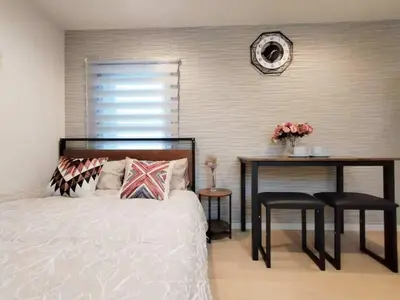 a bedroom with a bed and a desk with a table at Shinjuku center area-\u65b0\u5927\u4e45\u4fdd\u7ad94\u5206-\u65b0\u5bbf10\u5206-2room-Loft-Max5p-\u76f4\u8fbe\u6d89\u8c37\u4e0a\u91ce\u539f\u5bbf\u94f6\u5ea7 in Tokyo