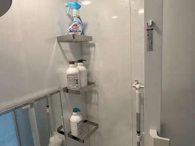 a bathroom with three bottles of milk on shelves at \u3055\u304f\u3089\u65c5\u9928\u9ad8\u5186\u5bfa\u5317\u5343\u5229\u4f11302\u53f7\u5ba4 in Tokyo