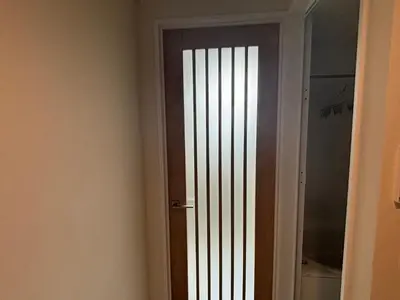 a door with a window in a room at \u3055\u304f\u3089\u65c5\u9928\u9ad8\u5186\u5bfa\u5317\u5343\u5229\u4f11302\u53f7\u5ba4 in Tokyo