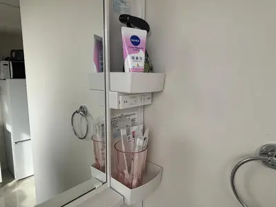 a bathroom with a shelf with makeup products in it at \u3055\u304f\u3089\u65c5\u9928\u9ad8\u5186\u5bfa\u5317\u5343\u5229\u4f11302\u53f7\u5ba4 in Tokyo