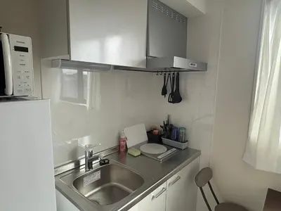 a small kitchen with a sink and a microwave at \u3055\u304f\u3089\u65c5\u9928\u9ad8\u5186\u5bfa\u5317\u5343\u5229\u4f11302\u53f7\u5ba4 in Tokyo