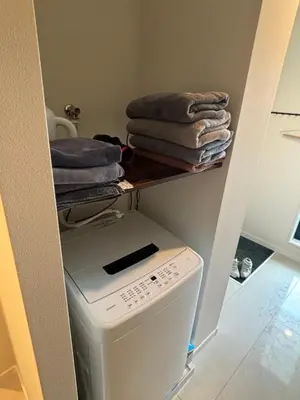 a small laundry room with a washer and dryer at \u3055\u304f\u3089\u65c5\u9928 \u9ad8\u5186\u5bfa\u5317 \u5343\u5229\u4f11401\u53f7\u5ba4 in Tokyo
