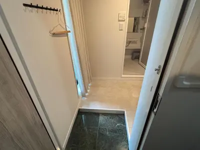 a hallway with a door and a mirror at \u3055\u304f\u3089\u65c5\u9928 \u9ad8\u5186\u5bfa\u5317 \u5343\u5229\u4f11401\u53f7\u5ba4 in Tokyo
