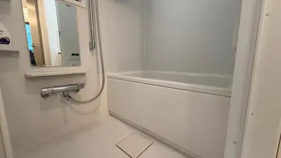 a white bathroom with a sink and a mirror at YIYou Japan\u79cb\u8449\u539f401 in Tokyo