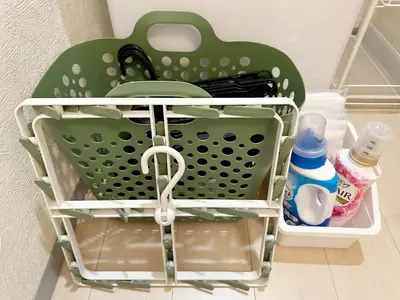 a dish drying rack with a green basket at The Travelers Court Bunkyo III in Tokyo
