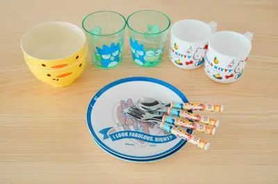 a table with four empty plastic cups and chopsticks at Unite Stay Urayasu201 Close to Disneyland, 15 minutes by bus, 8 minutes by car, and good access from the nearest station to Tokyo Station, Ginza, and Asakusa in Tokyo