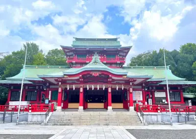 a large building with red columns and a roof at Wood River House \u9580\u524d\u4ef2\u753a\u99c5 \u6728\u5834\u99c5 in Tokyo