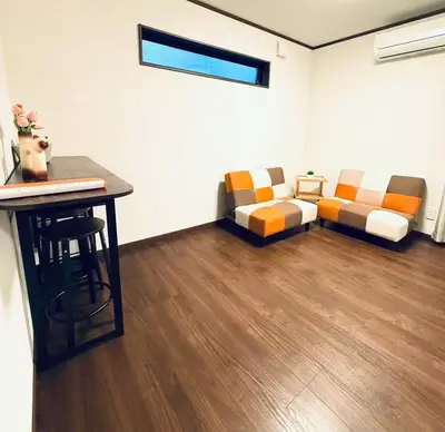 a room with two couches and a table in it at \u72ec\u7acb\u5355\u95f430\u5e73\u65b9\u76f4\u8fbe\u4e0a\u91ce\u6d45\u8349\u94f6\u5ea7\u65b0\u5bbfNexus Villa Morishita in Tokyo