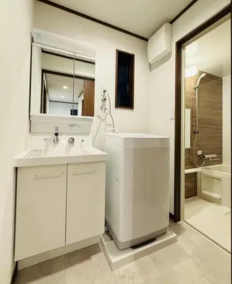 a white bathroom with a sink and a shower at \u72ec\u7acb\u5355\u95f430\u5e73\u65b9\u76f4\u8fbe\u4e0a\u91ce\u6d45\u8349\u94f6\u5ea7\u65b0\u5bbfNexus Villa Morishita in Tokyo