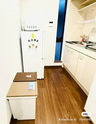 a small kitchen with a refrigerator and a wooden floor at \u72ec\u7acb\u5355\u95f430\u5e73\u65b9\u76f4\u8fbe\u4e0a\u91ce\u6d45\u8349\u94f6\u5ea7\u65b0\u5bbfNexus Villa Morishita in Tokyo