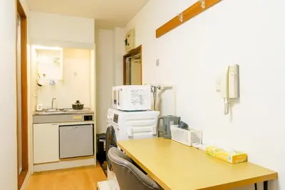 a hospital room with a table and a microwave at \u5466\u5466\u9e7f\u9e23\u6c11\u5bbf302\u4e0a\u91ce\u9644\u8fd1\u5165\u8c37\u4e0a\u91ce\u516c\u56ed\u6b65\u884c\u5708 \u65e5\u6bd4\u8c37\u7ebf jr\u7ebf \u53cc\u7ebf\u53ef\u5229\u7528 in Tokyo