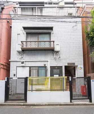 a white brick building with a balcony on it at \u5466\u5466\u9e7f\u9e23\u6c11\u5bbf302\u4e0a\u91ce\u9644\u8fd1\u5165\u8c37\u4e0a\u91ce\u516c\u56ed\u6b65\u884c\u5708 \u65e5\u6bd4\u8c37\u7ebf jr\u7ebf \u53cc\u7ebf\u53ef\u5229\u7528 in Tokyo