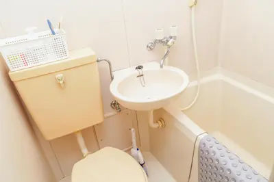 a bathroom with a sink and a toilet and a shower at \u5466\u5466\u9e7f\u9e23\u6c11\u5bbf302\u4e0a\u91ce\u9644\u8fd1\u5165\u8c37\u4e0a\u91ce\u516c\u56ed\u6b65\u884c\u5708 \u65e5\u6bd4\u8c37\u7ebf jr\u7ebf \u53cc\u7ebf\u53ef\u5229\u7528 in Tokyo