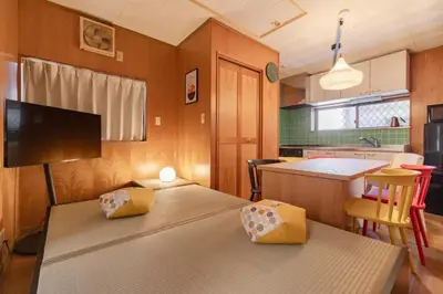 a room with two beds and a kitchen at NOKA stay MIZUE - \u30aa\u30fc\u30d7\u30f3\u7279\u5225\u4fa1\u683c, \u6700\u59276\u540d\u8cb8\u5207, \u6d45\u8349 \u6771\u4eac \u9280\u5ea7 \u4e0a\u91ce 30\u5206, \u30c7\u30a3\u30ba\u30cb\u30fc \u65b0\u5bbf \u6e0b\u8c3740\u5206 in Tokyo