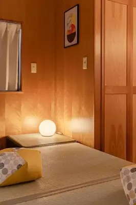 a bedroom with two beds and a light on the corner at NOKA stay MIZUE - \u30aa\u30fc\u30d7\u30f3\u7279\u5225\u4fa1\u683c, \u6700\u59276\u540d\u8cb8\u5207, \u6d45\u8349 \u6771\u4eac \u9280\u5ea7 \u4e0a\u91ce 30\u5206, \u30c7\u30a3\u30ba\u30cb\u30fc \u65b0\u5bbf \u6e0b\u8c3740\u5206 in Tokyo