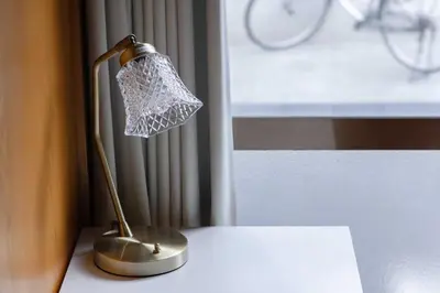 a small lamp sitting on a table next to a window at NOKA stay MIZUE - \u30aa\u30fc\u30d7\u30f3\u7279\u5225\u4fa1\u683c, \u6700\u59276\u540d\u8cb8\u5207, \u6d45\u8349 \u6771\u4eac \u9280\u5ea7 \u4e0a\u91ce 30\u5206, \u30c7\u30a3\u30ba\u30cb\u30fc \u65b0\u5bbf \u6e0b\u8c3740\u5206 in Tokyo