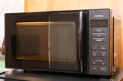 a microwave oven sitting on top of a counter at NOKA stay MIZUE - \u30aa\u30fc\u30d7\u30f3\u7279\u5225\u4fa1\u683c, \u6700\u59276\u540d\u8cb8\u5207, \u6d45\u8349 \u6771\u4eac \u9280\u5ea7 \u4e0a\u91ce 30\u5206, \u30c7\u30a3\u30ba\u30cb\u30fc \u65b0\u5bbf \u6e0b\u8c3740\u5206 in Tokyo