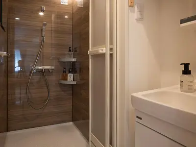 a bathroom with a shower and a sink at \u685c\u306e\u5ddd75 \u521d\u53f0\u99c55\u5206 2-4\u4eba\u4e285 minute from Hatsudai 2-4 people in Tokyo