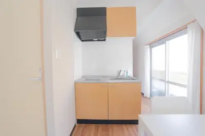 a kitchen with a sink and a window at \u65b0\u5bbf\u99c5\u30a8\u30ea\u30a2\u5f92\u6b69\u570f \u4ea4\u901a\u81f3\u4fbf \u89b3\u5149 \u30b7\u30e7\u30c3\u30d4\u30f3\u30b0 \u30b0\u30eb\u30e1\u306b\u6700\u9069\u306a\u5317\u65b0\u5bbf\u30b9\u30c6\u30a4 So1g in Tokyo