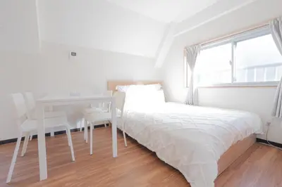 a white bedroom with a bed and a desk and a window at \u65b0\u5bbf\u99c5\u30a8\u30ea\u30a2\u5f92\u6b69\u570f \u4ea4\u901a\u81f3\u4fbf \u89b3\u5149 \u30b7\u30e7\u30c3\u30d4\u30f3\u30b0 \u30b0\u30eb\u30e1\u306b\u6700\u9069\u306a\u5317\u65b0\u5bbf\u30b9\u30c6\u30a4 So1g in Tokyo