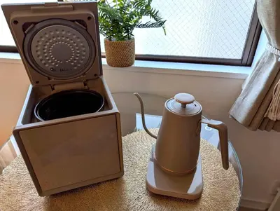 a tea kettle is sitting next to a microwave at Nuan Stay Tokyo in Tokyo