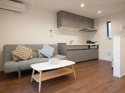 a living room with a couch and a table at \u685c\u306e\u5ddd76 \u6c60\u888b\u99c5C6\u53e3 8\u5206 2-10\u4eba\u4e28Ikebukuro JR Line C6 Exit 8 minutes 2-10 people in Tokyo