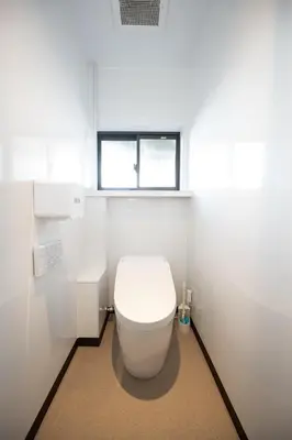 a white bathroom with a toilet with a window at VillaŌyama 111 in Tokyo