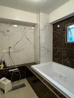 a large bathroom with a tub and a shower at \u30db\u30c6\u30eb \u30b0\u30ea\u30fc\u30f3\u30d2\u30ebAdult only in Tokyo