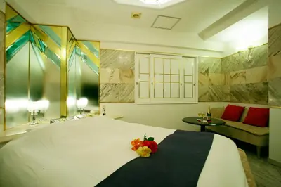 a bedroom with a bed with flowers on it at \u30db\u30c6\u30eb \u30b0\u30ea\u30fc\u30f3\u30d2\u30ebAdult only in Tokyo