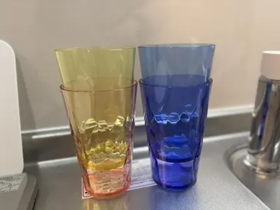 two colorful vases sitting on top of a counter at \u3055\u304f\u3089\u65c5\u9928 \u9ad8\u5186\u5bfa\u5317\u5343\u5229\u4f11 501\u53f7\u5ba4 in Tokyo