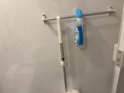 a toothbrush hanging on a towel rack in a bathroom at \u3055\u304f\u3089\u65c5\u9928 \u9ad8\u5186\u5bfa\u5317\u5343\u5229\u4f11 501\u53f7\u5ba4 in Tokyo