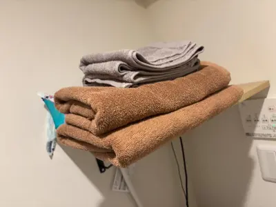 a pile of towels sitting on a shelf at \u3055\u304f\u3089\u65c5\u9928 \u9ad8\u5186\u5bfa\u5317\u5343\u5229\u4f11 501\u53f7\u5ba4 in Tokyo