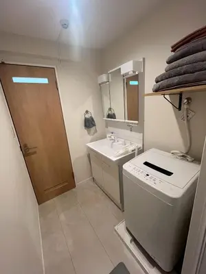a small bathroom with a washing machine and a sink at \u3055\u304f\u3089\u65c5\u9928 \u9ad8\u5186\u5bfa\u5317\u5343\u5229\u4f11 501\u53f7\u5ba4 in Tokyo