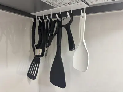 a group of utensils hanging on a rack at \u3055\u304f\u3089\u65c5\u9928 \u9ad8\u5186\u5bfa\u5317\u5343\u5229\u4f11 501\u53f7\u5ba4 in Tokyo