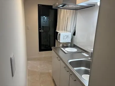 a kitchen with a sink and a microwave at \u3055\u304f\u3089\u65c5\u9928 \u9ad8\u5186\u5bfa\u5317\u5343\u5229\u4f11 501\u53f7\u5ba4 in Tokyo