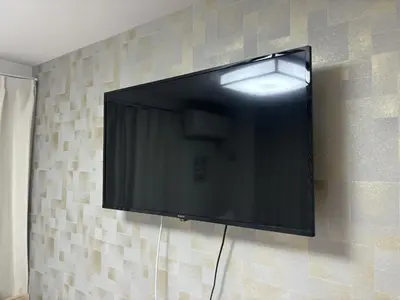 a flat screen tv hanging on a wall at \u3055\u304f\u3089\u65c5\u9928 \u9ad8\u5186\u5bfa\u5317\u5343\u5229\u4f11 501\u53f7\u5ba4 in Tokyo
