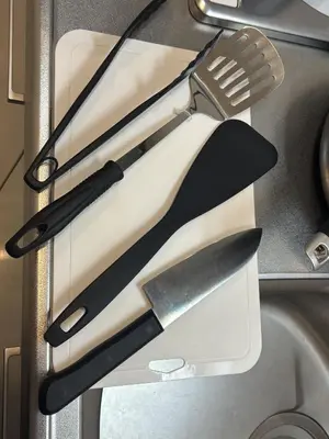 a group of utensils sitting on a cutting board at \u3055\u304f\u3089\u65c5\u9928 \u9ad8\u5186\u5bfa\u5317\u5343\u5229\u4f11 501\u53f7\u5ba4 in Tokyo