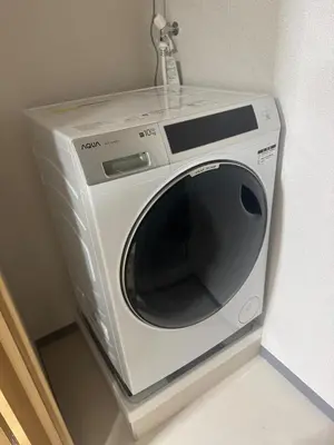 a white microwave in a corner of a room at \u5c71\u624b\u7dda\u5927\u585a in Tokyo